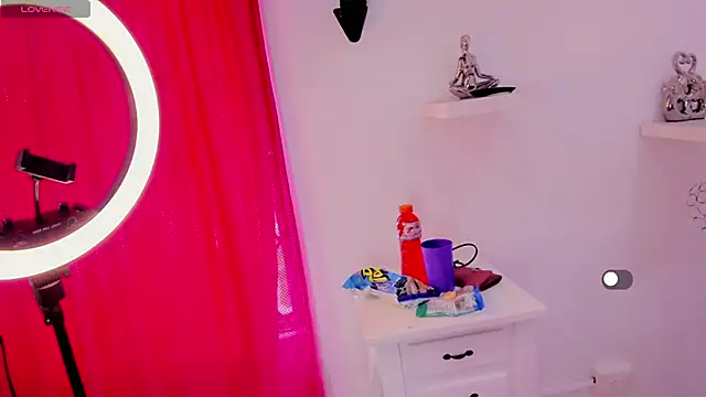 samy  milf online show from October 3, 2025, 7:00 pm