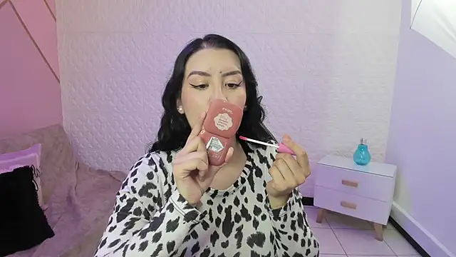 Violetaa diazz online show from October 3, 2025, 9:23 pm