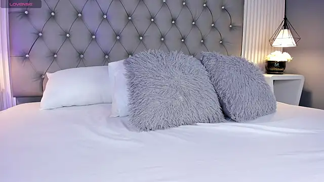 VioletthaRous online show from March 18, 2026, 10:35 pm