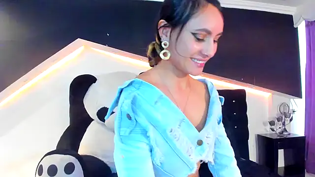 Coral Gibson online show from January 24, 2025, 6:04 pm