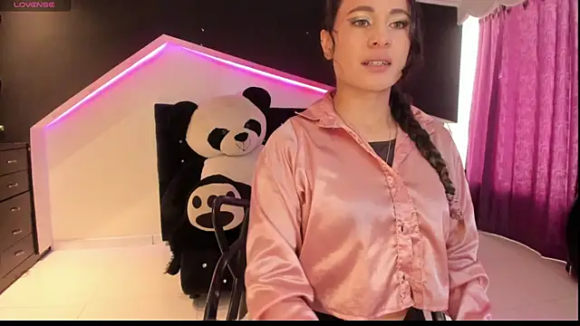 Coral Gibson online show from December 14, 2025, 1:27 pm