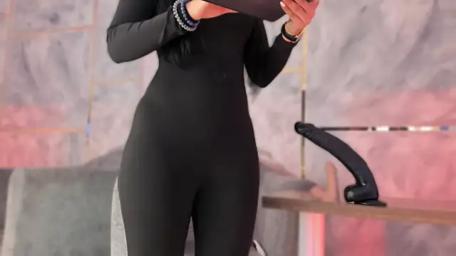 Ellaochoa online show from December 15, 2025, 11:25 am