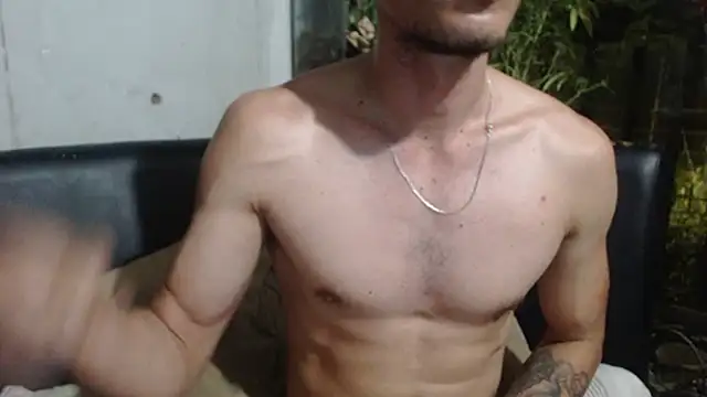 roystonee01 online show from November 15, 2025, 3:15 am