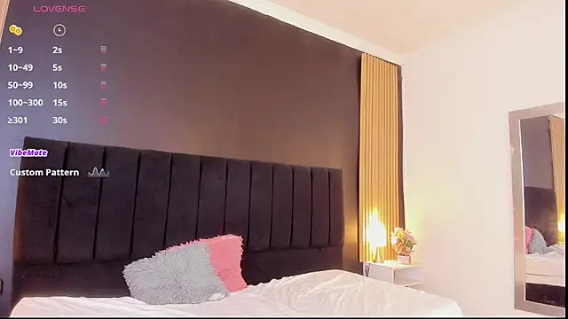 sweetsofia18 online show from November 23, 2025, 8:52 pm