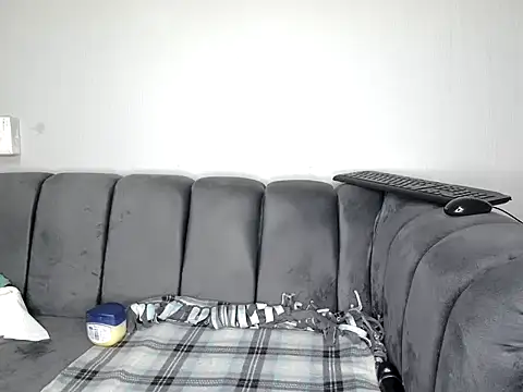 Pearl 00 online show from December 17, 2025, 2:39 am