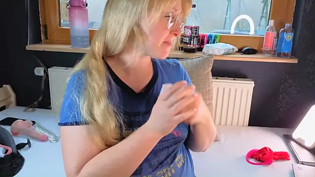 Snapshot of SherryOutdoor1 chatting on December 22, 2025, 9:06 am SherryOutdoor1 online show from December 22, 2025, 9:06 am