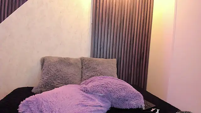 laurin clauz  online show from February 11, 2025, 6:44 pm