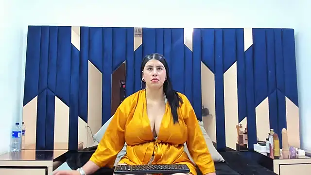 Criistaal  online show from February 16, 2025, 8:21 am