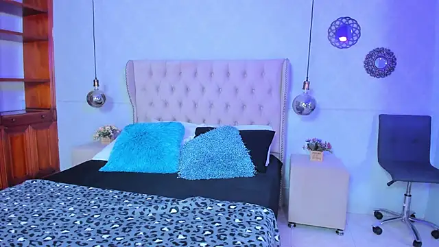 scarleett brown  online show from September 18, 2025, 7:05 pm