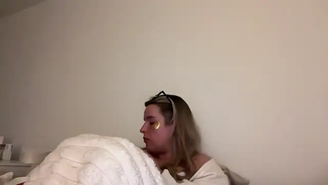 maisiesmithx online show from April 16, 2026, 9:39 pm