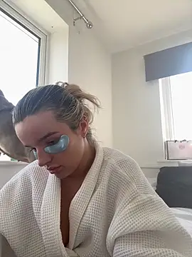 maisiesmithx online show from April 24, 2026, 11:12 am