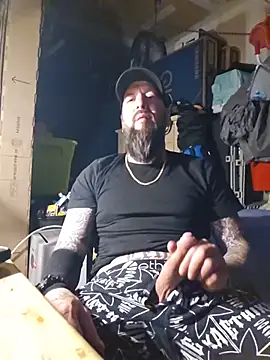 Snapshot of Beardedtattood chatting on May 21, 2026, 1:45 am Beardedtattood online show from May 21, 2026, 1:45 am