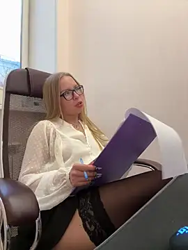 mur girl online show from February 6, 2025, 2:26 pm