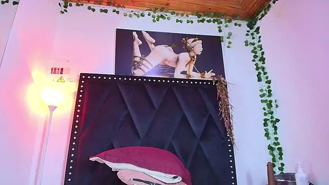 Naia x online show from February 24, 2026, 9:24 pm