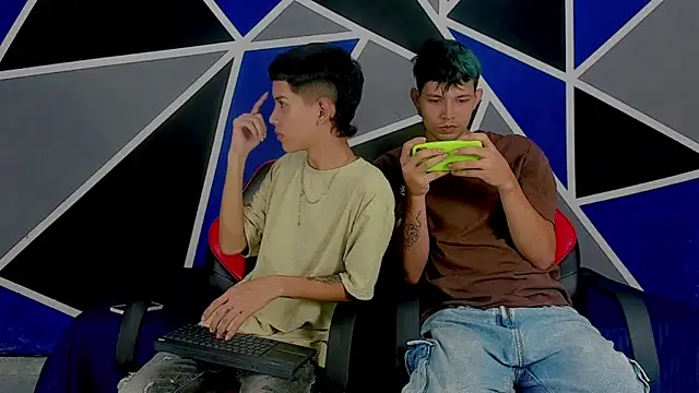 Snapshot of migueyalejo_teens chatting on March 13, 2025, 4:16 am migueyalejo teens online show from March 13, 2025, 4:16 am