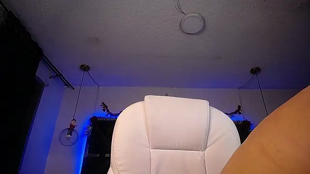 MIA YOURHOTTIE online show from December 10, 2024, 2:27 am