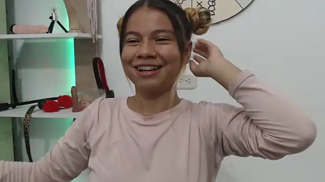 Snapshot of Naomi991 chatting on September 23, 2025, 8:34 pm Naomi991 online show from September 23, 2025, 8:34 pm