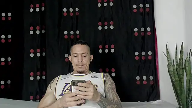 Snapshot of Alex_motta chatting on December 27, 2024, 11:10 pm Alex motta online show from December 27, 2024, 11:10 pm