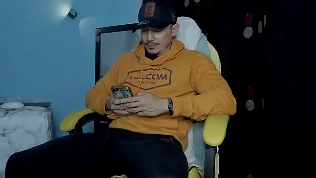 Snapshot of Alex_motta chatting on October 28, 2025, 4:05 am Alex motta online show from October 28, 2025, 4:05 am