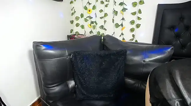 OLIVIAMISSY 02 online show from March 5, 2025, 3:07 pm