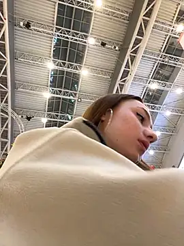 Lia  Love online show from December 10, 2024, 1:11 pm