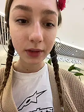 Lia  Love online show from December 12, 2024, 1:06 pm