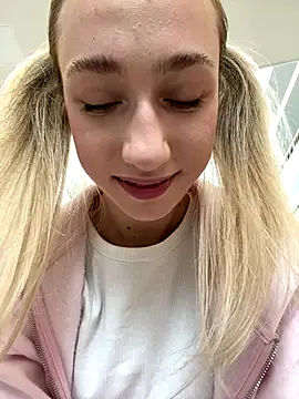 Lia  Love online show from September 12, 2025, 12:16 pm