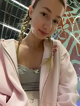 Lia  Love online show from October 28, 2025, 12:09 pm