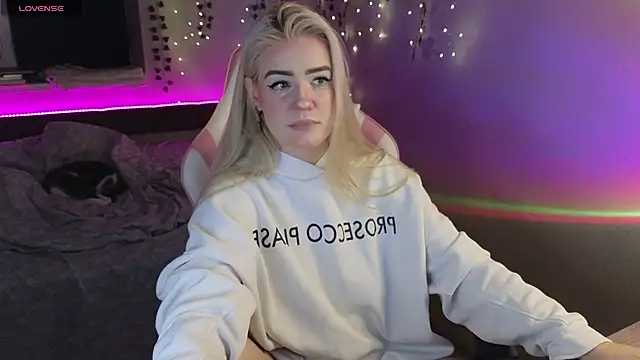 RedVelveten online show from October 9, 2025, 8:29 pm