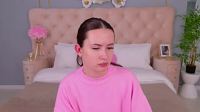 milaleoneli online show from March 3, 2025, 12:37 pm