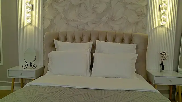 milaleoneli online show from October 7, 2025, 3:09 pm