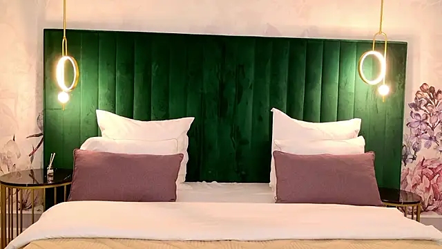 milaleoneli online show from March 10, 2026, 3:50 pm