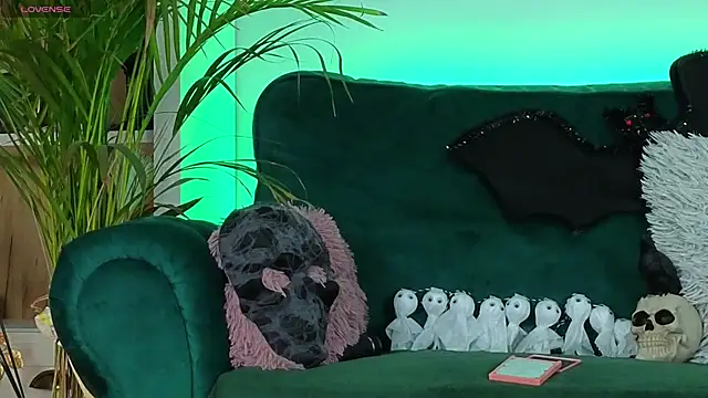 AveryWillow online show from October 27, 2025, 4:49 am