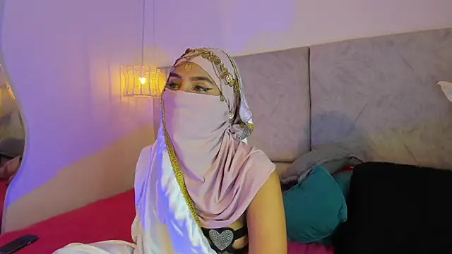 naomiii   online show from November 11, 2025, 11:43 am