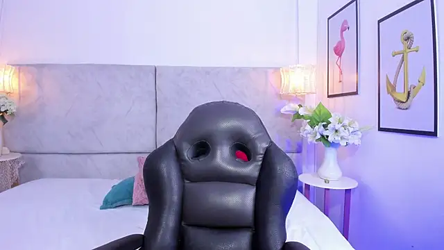 naomiii   online show from November 28, 2025, 11:46 am