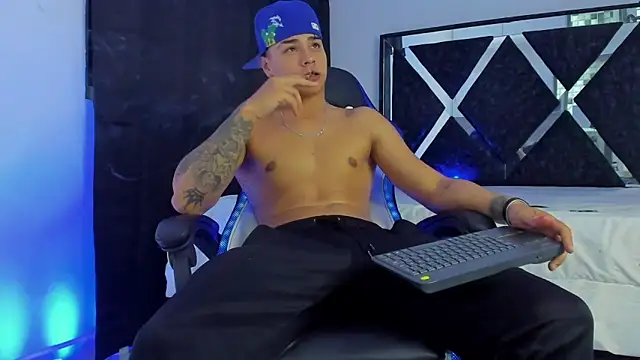 SantiagoReyesFtt online show from December 31, 2024, 1:47 am