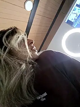 Karolgood3 online show from May 16, 2026, 9:46 pm