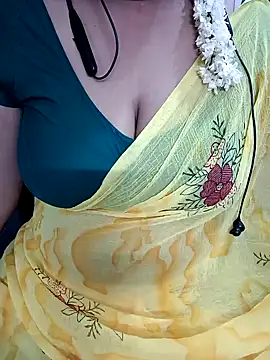 Snapshot of Yours_Radika chatting on December 10, 2024, 3:22 pm Yours Radika online show from December 10, 2024, 3:22 pm