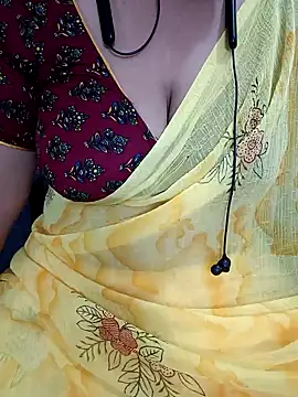 Snapshot of Yours_Radika chatting on December 28, 2024, 3:15 pm Yours Radika online show from December 28, 2024, 3:15 pm