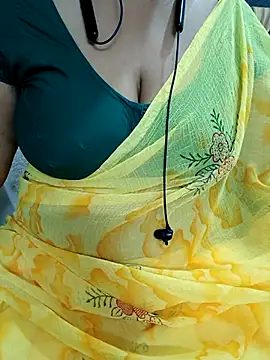 Snapshot of Yours_Radika chatting on February 20, 2025, 7:41 pm Yours Radika online show from February 20, 2025, 7:41 pm