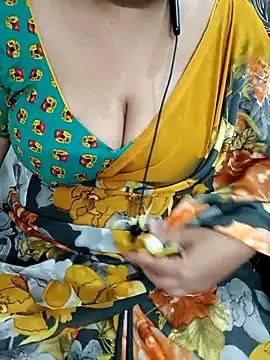 Snapshot of Yours_Radika chatting on February 25, 2025, 7:58 pm Yours Radika online show from February 25, 2025, 7:58 pm