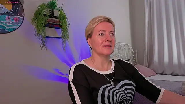 Nika Smit online show from November 8, 2025, 5:18 am