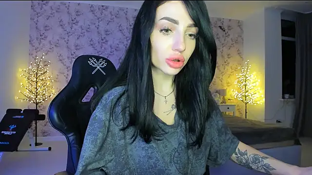 NancyLovee  online show from December 21, 2025, 4:19 am