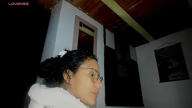 Nenita Hot  online show from September 29, 2025, 1:44 am