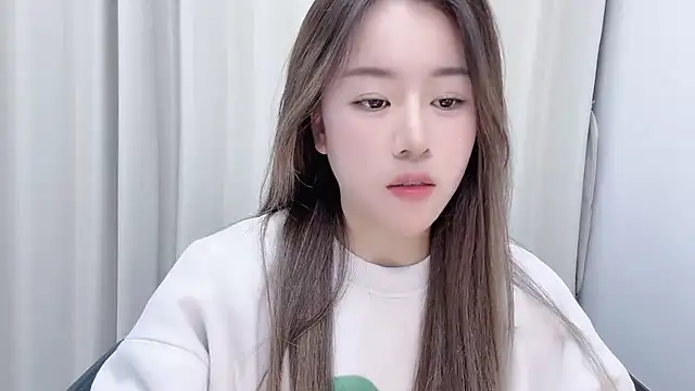 chloe-01 online show from December 21, 2024, 12:16 pm