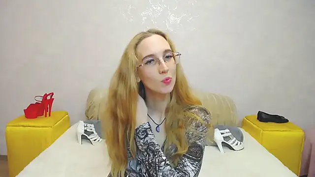 Snapshot of KlaryBrait chatting on December 7, 2024, 2:35 pm KlaryBrait online show from December 7, 2024, 2:35 pm