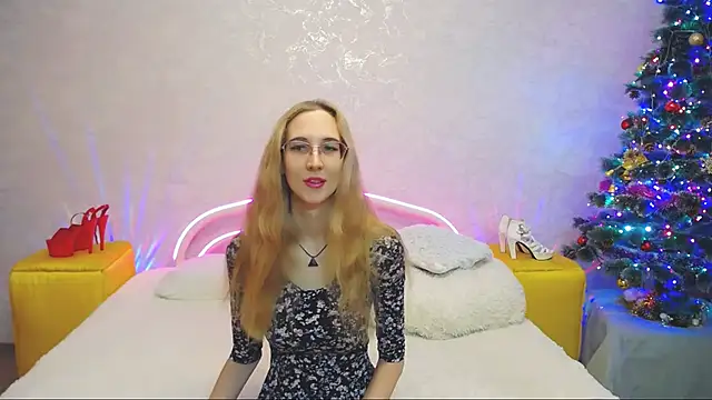 Snapshot of KlaryBrait chatting on December 19, 2024, 11:18 am KlaryBrait online show from December 19, 2024, 11:18 am