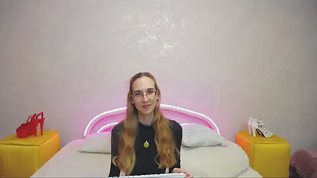 Snapshot of KlaryBrait chatting on January 21, 2025, 9:35 am KlaryBrait online show from January 21, 2025, 9:35 am