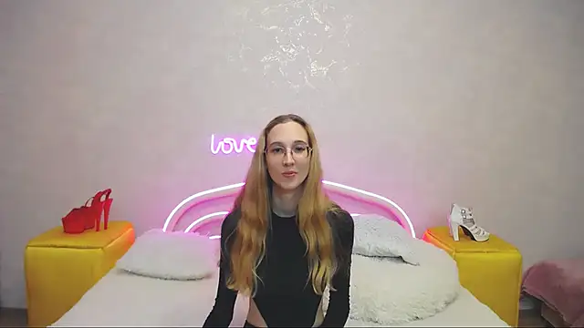 Snapshot of KlaryBrait chatting on January 22, 2025, 2:35 pm KlaryBrait online show from January 22, 2025, 2:35 pm
