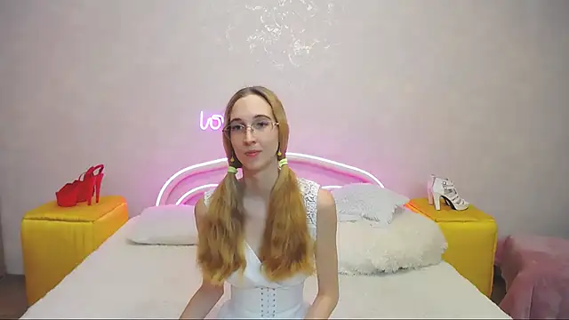 Snapshot of KlaryBrait chatting on January 27, 2025, 10:16 am KlaryBrait online show from January 27, 2025, 10:16 am